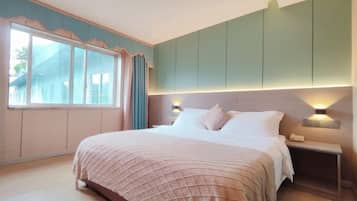 Ein Schlafzimmer mit einem Bett, Nachttischen und einem Fenster.
