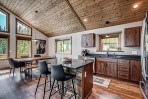 Fridge, microwave, oven, stovetop - El Lobo Lodge w/Hot Tub (Fairplay)