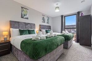 2 bedrooms, iron/ironing board, free WiFi, bed sheets - Tropical Suite- City Centre- King Bed | Parking | Netflix | Games (Deritend)