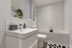 Een haardroger, handdoeken