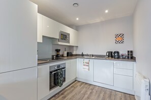 Fridge, microwave, oven, stovetop - Tropical Suite- City Centre- King Bed | Parking | Netflix | Games (Deritend)