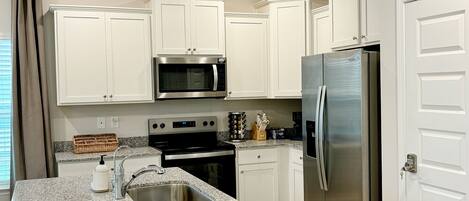 Hochstuhl, Kochgeschirr/Geschirr/Besteck, Küchenrolle