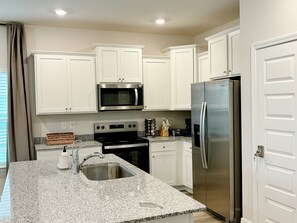 Chaise haute, batterie de cuisine, vaisselle et ustensiles