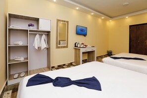Economy vierpersoonskamer | Luxe beddengoed, donsdekens, Select Comfort-bedden, een bureau