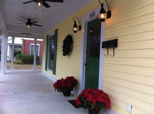 Historic House, modern amenities and large front porch, short walk downtown