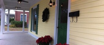 Historic House, modern amenities and large front porch, short walk downtown