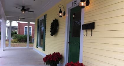Historic House, modern amenities and large front porch, short walk downtown