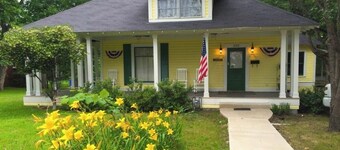 Historic House, modern amenities and large front porch, short walk downtown