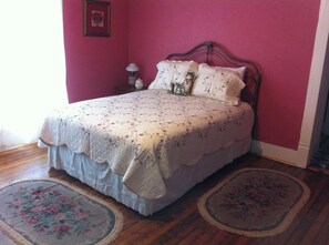 1 bedroom, WiFi, bed sheets - Historic House, modern amenities and large front porch, short walk downtown (Mineola)