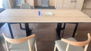 A conference table with two chairs, a box, and a tissue box. - Haocheng Business Hotel Ruian City (Rui'an)