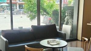 Ein modernes Interieur mit einer Couch, zwei Sesseln und einem kleinen Tisch.