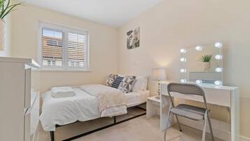 4 bedrooms, iron/ironing board, WiFi, bed sheets