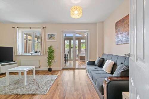 10% discount on our 3-bedroom Cosy home in Hornchurch in a quiet neighbourhood.