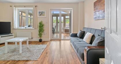 10% discount on our 3-bedroom Cosy home in Hornchurch in a quiet neighbourhood.
