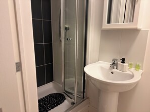 Dusche, Haartrockner, Handtücher, Seife