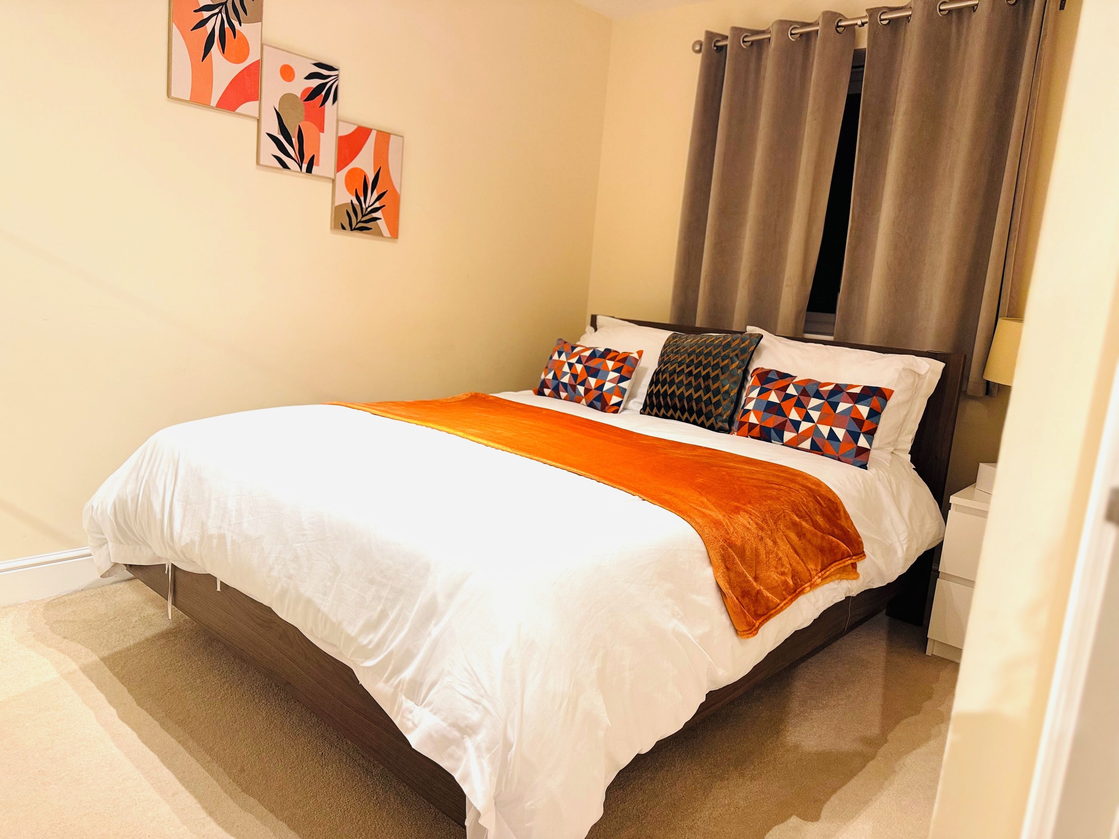 4 bedrooms, iron/ironing board, WiFi, bed sheets