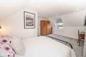 4 habitaciones, tabla de planchar con plancha, cuna de viaje y wifi 
