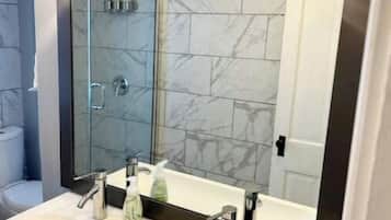 Douche, sèche-cheveux, serviettes fournies, savon
