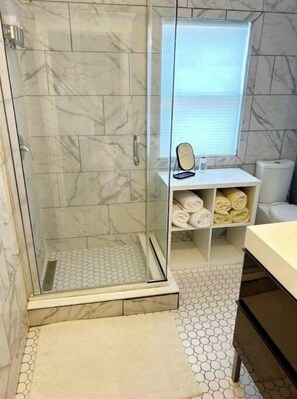 Dusche, Haartrockner, Handtücher, Seife