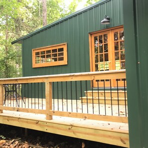 Terrace/patio - Cozy cabin in secluded forest with deck on creek. Full kitchen. 900 square feet. (Yellville)
