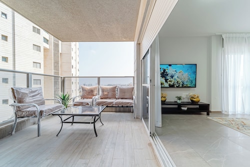 Beach vicinity, shopping G-level, parking. Near playground. Shabbat elevator
