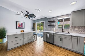 Private kitchen - Bermuda Palms: Pool, Spa, Arcade Game, Fire pit! (Bermuda Dunes)