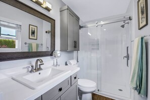 Dusch, hårtork, handdukar och tvål