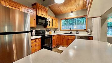 ثلاجة، ميكروويف، فرن، موقد طهي مسطح