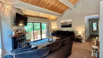 Smart TV, caminetto, tavolo da calcetto, libri