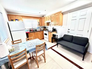 Interior - Cozy 2-bedroom guesthouse in a convenient location (Vancouver)