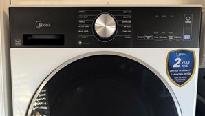 Deux lave-linge Midea à chargement frontal, empilables, avec une garantie limitée de deux ans.