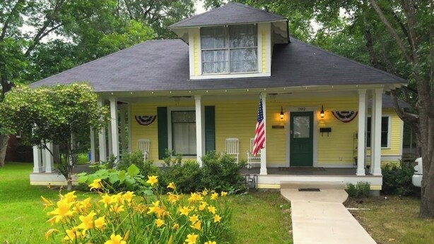 Unclassified image, 1 of 9, button - Charming 1-bedroom house in Historic Mineola, short walk to town (Mineola)