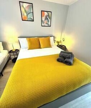 1 habitación, tabla de planchar con plancha, cuna de viaje y wifi 