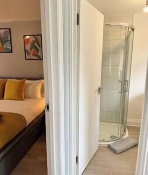 1 bedroom, iron/ironing board, travel cot, WiFi