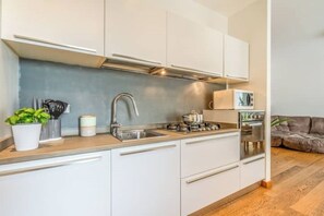 Réfrigérateur, four à micro-ondes, un four, surface de cuisson