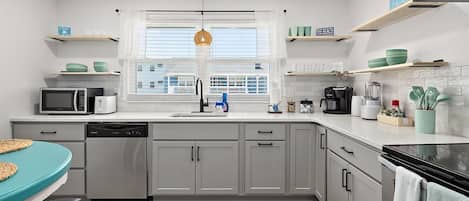 Jääkaappi, mikroaaltouuni, uuni, liesi