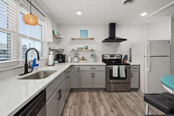 Kühlschrank, Mikrowelle, Ofen, Herdplatte