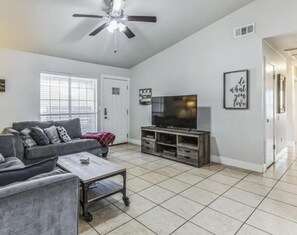 Smart TV - Charming 3-bedroom apartment with WiFi, AC in lovely Fredericksburg (Fredericksburg)