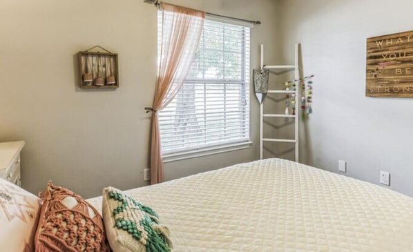 3 bedrooms, desk, iron/ironing board, free WiFi - Charming 3-bedroom apartment with WiFi, AC in lovely Fredericksburg (Fredericksburg)