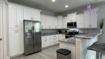 Réfrigérateur, micro-ondes, four, plaque de cuisson