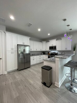 Réfrigérateur, micro-ondes, four, plaque de cuisson