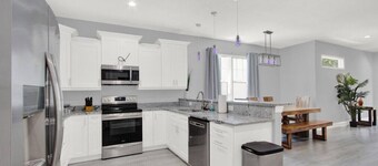 Lively SoHo Luxury Townhome in Hyde Park!