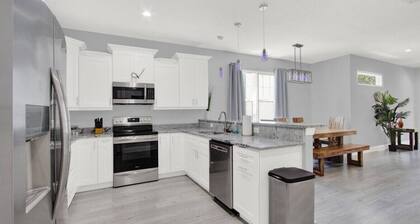 Lively SoHo Luxury Townhome in Hyde Park!