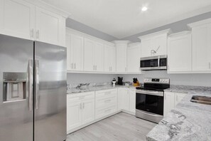 Een koelkast, een microgolfoven, een oven, een kookplaat