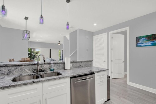 Lively SoHo Luxury Townhome in Hyde Park!