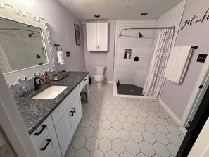 Sèche-cheveux, bidet, serviettes fournies, savon