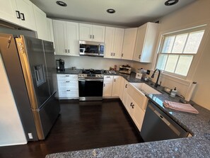 Réfrigérateur, four à micro-ondes, un four, surface de cuisson