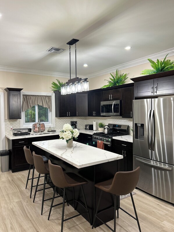 Mikrowelle, Ofen, Herdplatte, Küchenrolle