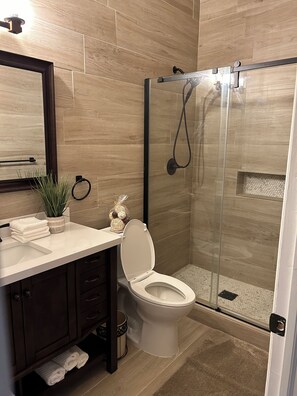 Dusche, Haartrockner, Handtücher, Seife