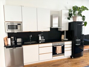 Kühlschrank, Mikrowelle, Ofen, Herdplatte